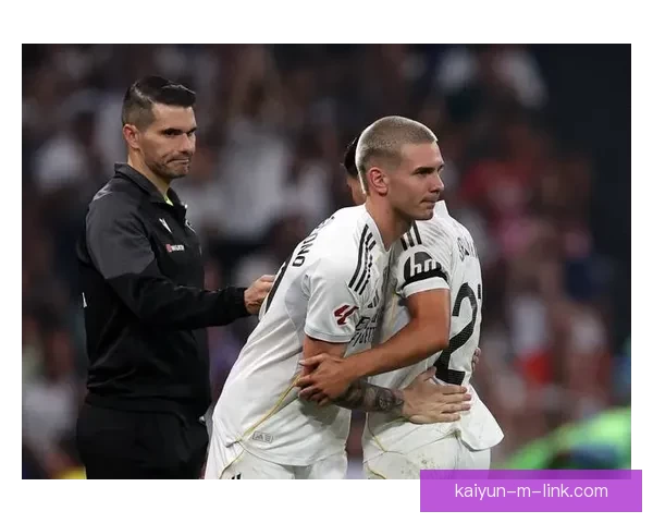 重逢爱徒德米在大战皇马前主动拥抱昔日河床弟子马斯坦托诺